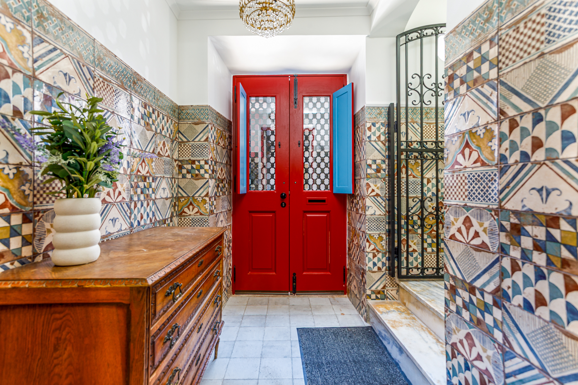 L71A3758-Edit.jpg - Inside Feature Door